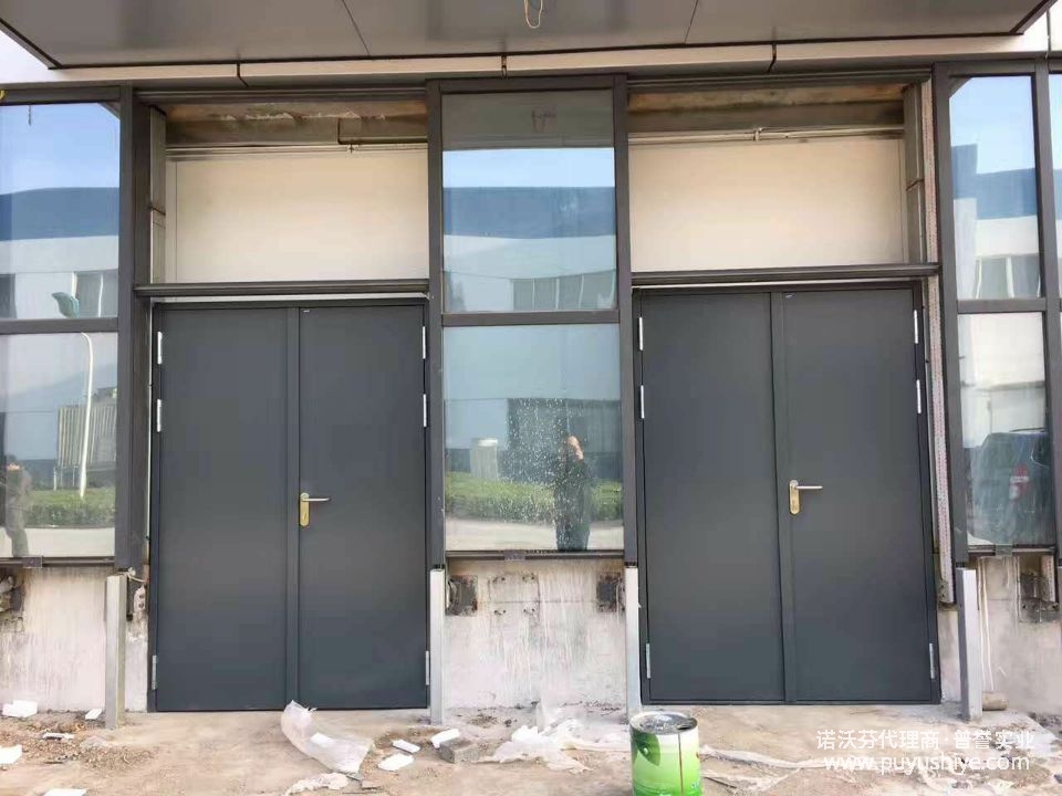 諾沃芬廠房門