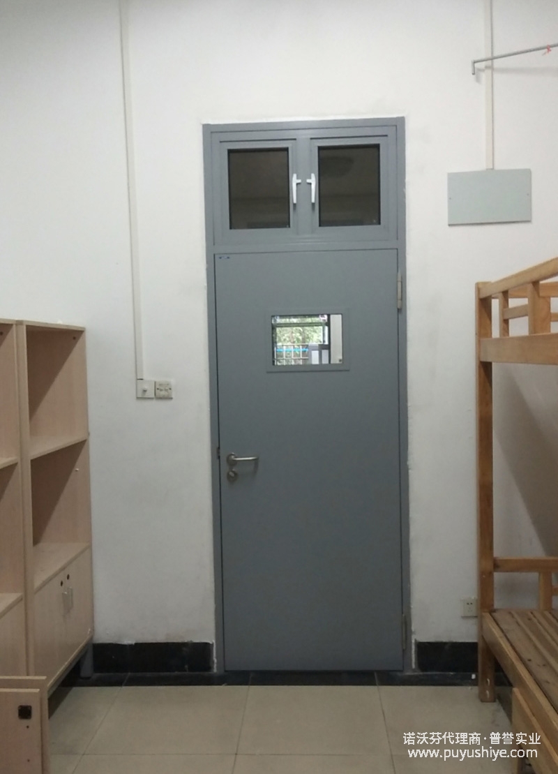 諾沃芬學校門