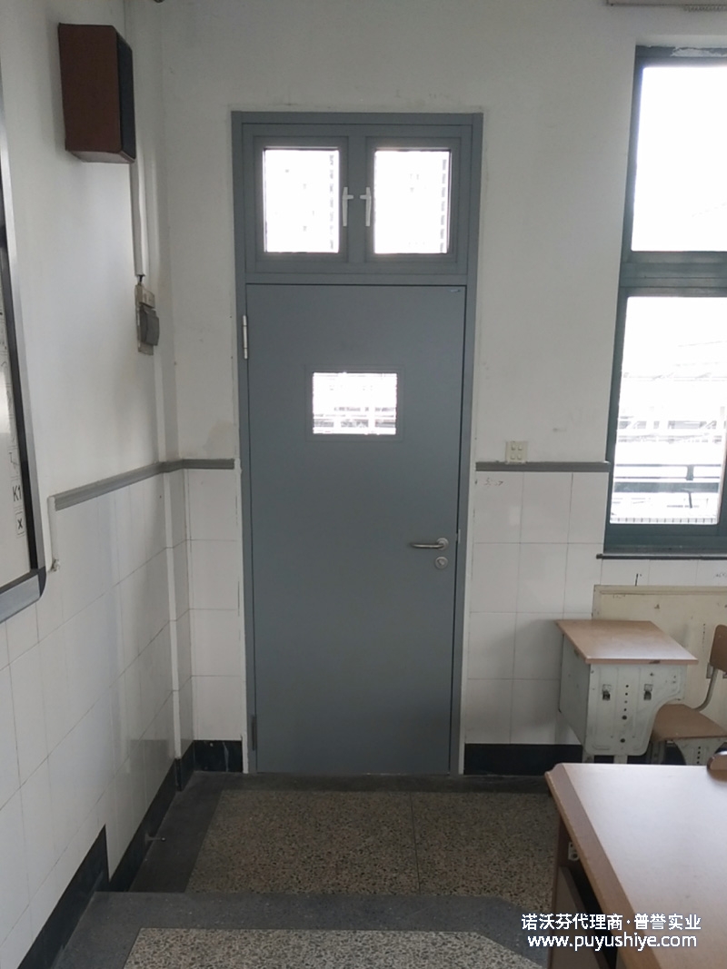諾沃芬學校門