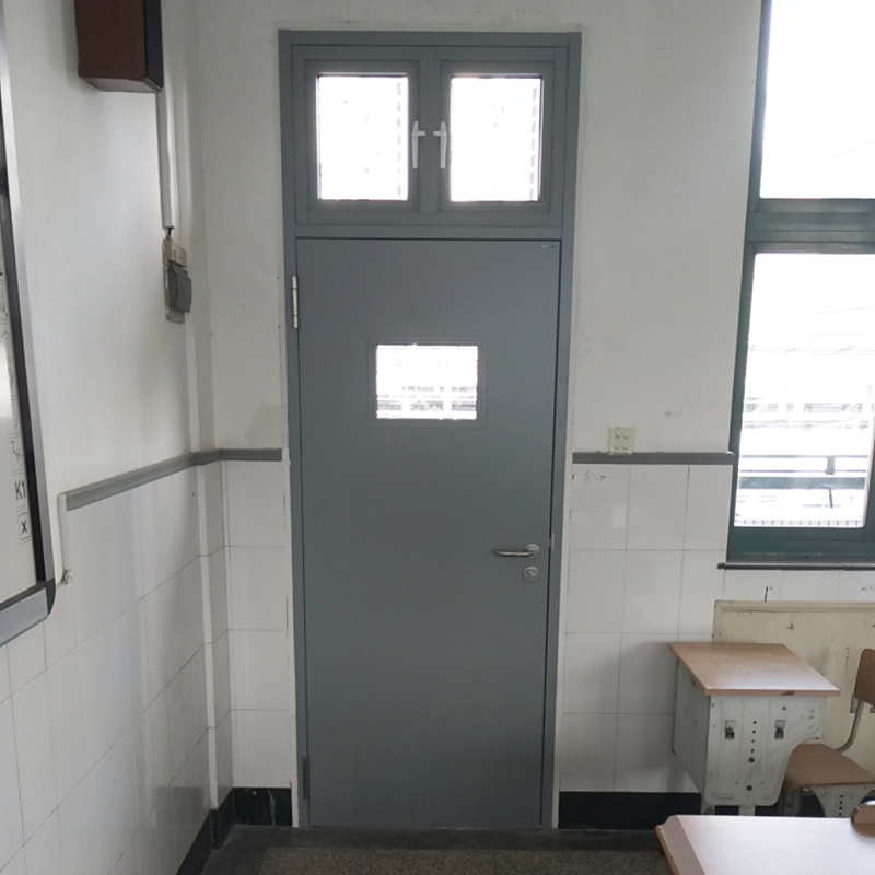 諾沃芬教室門